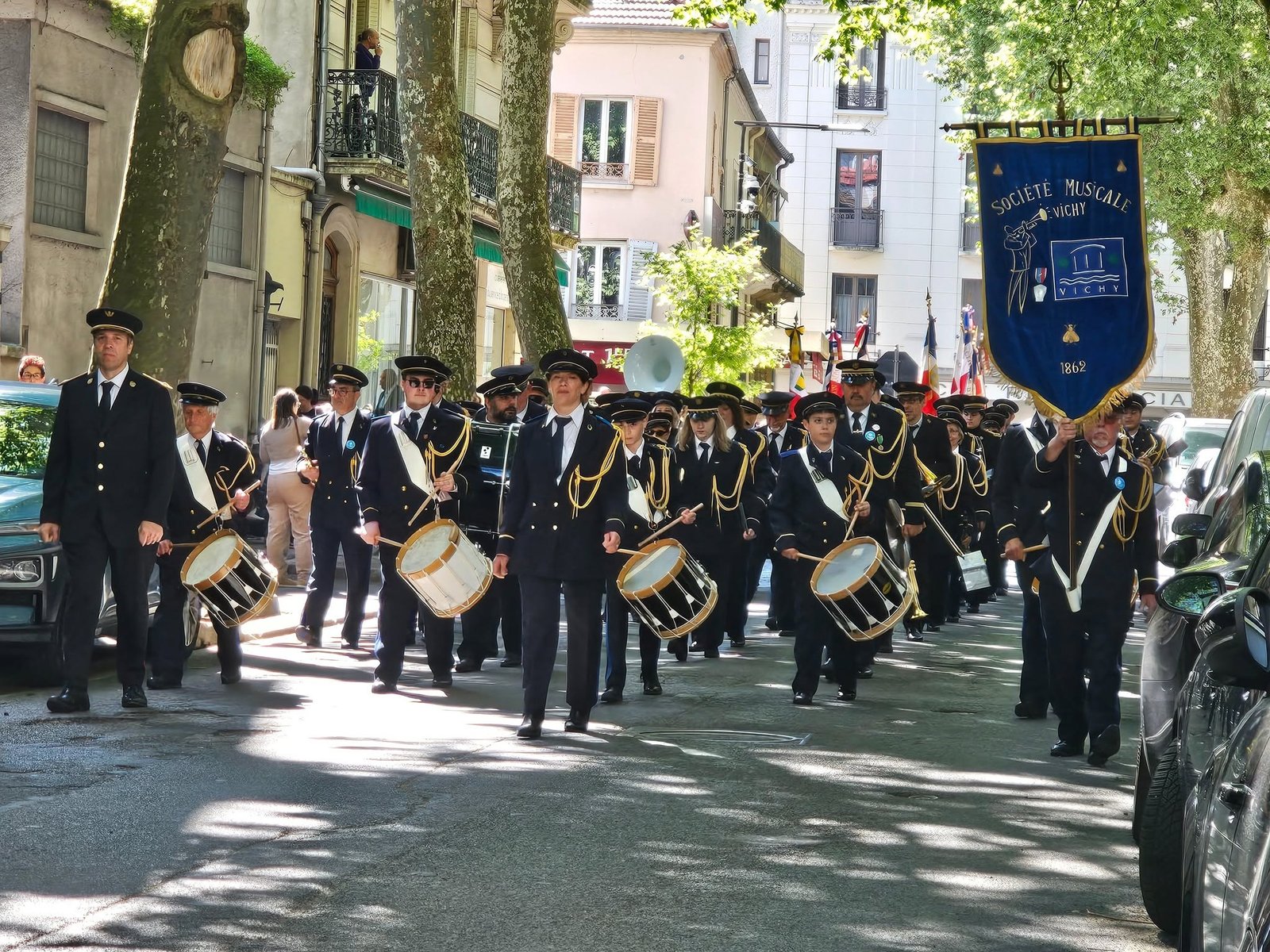 L'harmonie en défilé dans Vichy