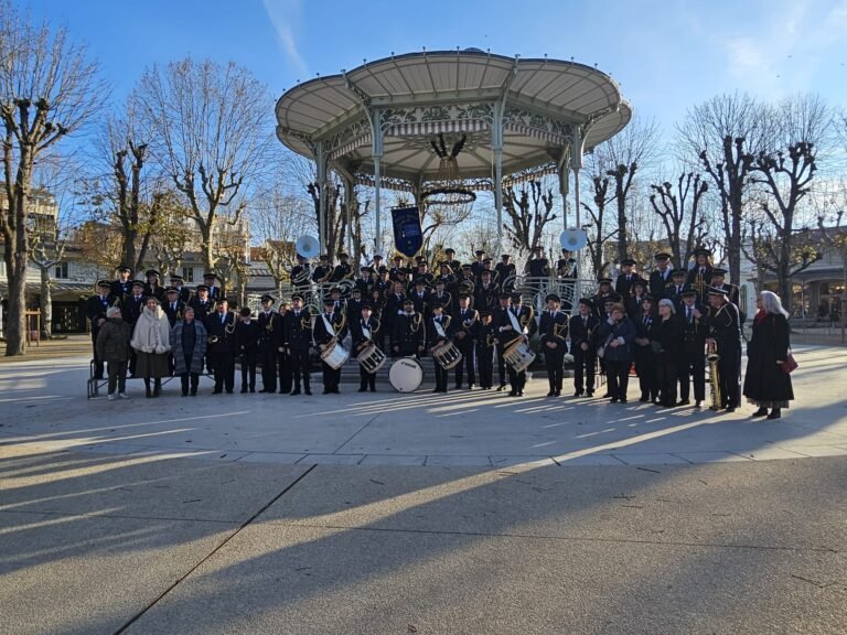 Les musiciens de la Société Musicale de Vichy devant le kiosque du parc des Sources